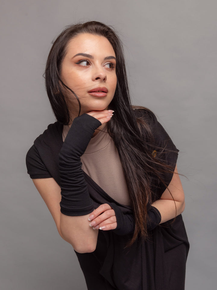 Aria Gauntlets fingerless gloves in black - pose