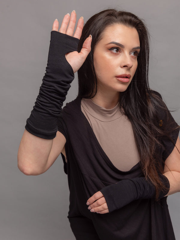 Aria Gauntlets fingerless gloves in black - front pose close-up