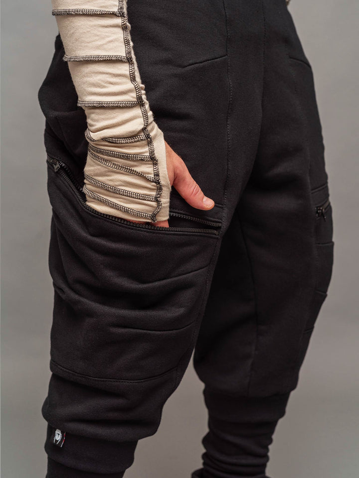 Pocket view with hand in pocket of the Nomadix joggers in black