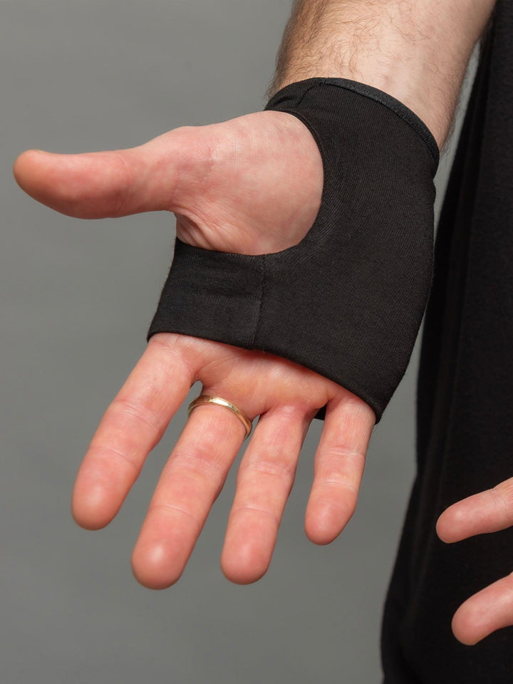 Erebus thumbhole gloves in Black - Close up view of the palm